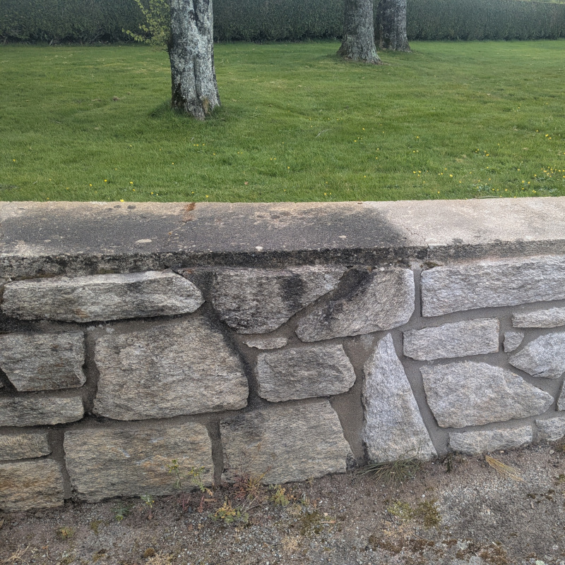 pierre-avant-apres Mur en cours de décapage basse pression