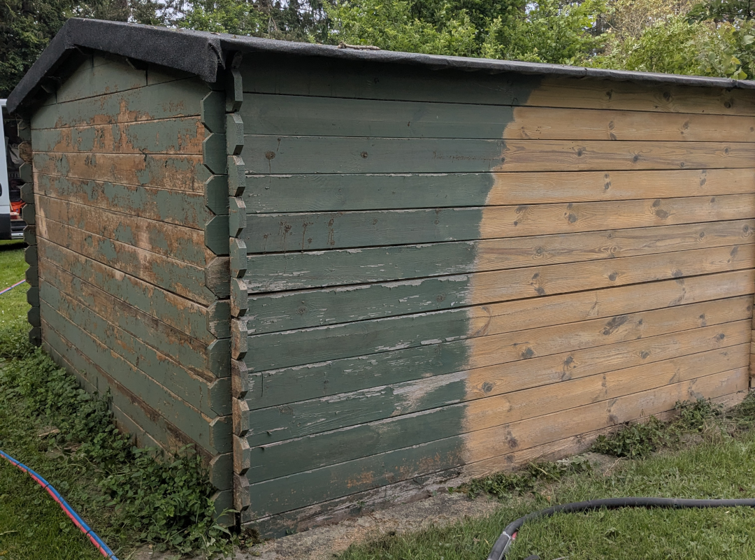 Décapage basse pression d'un abri de jardin