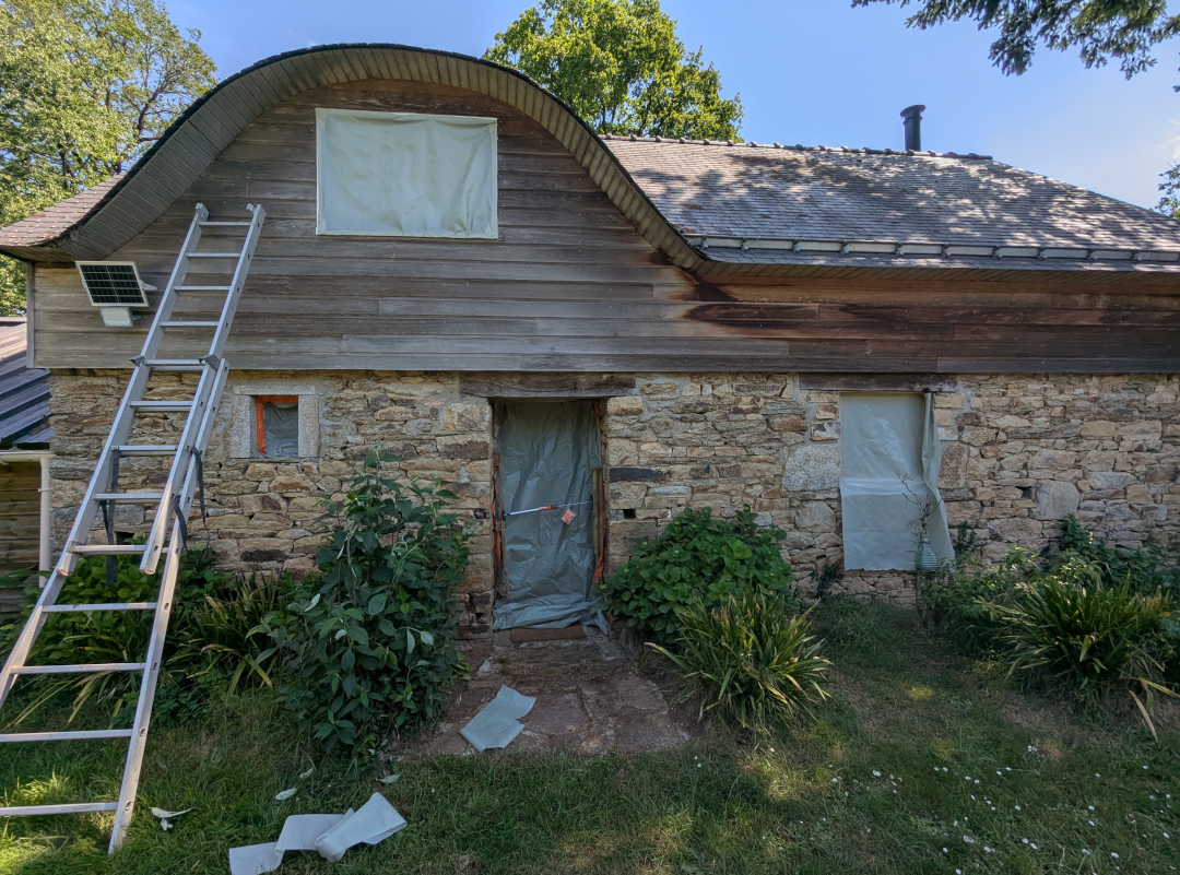 Façade de maison pendant l'aérogommage